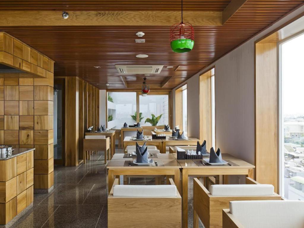 Holiday Hotel На Транг Екстериор снимка