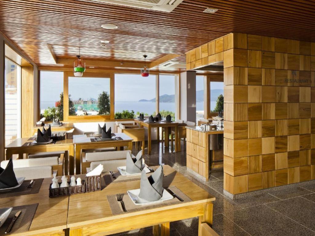 Holiday Hotel На Транг Екстериор снимка