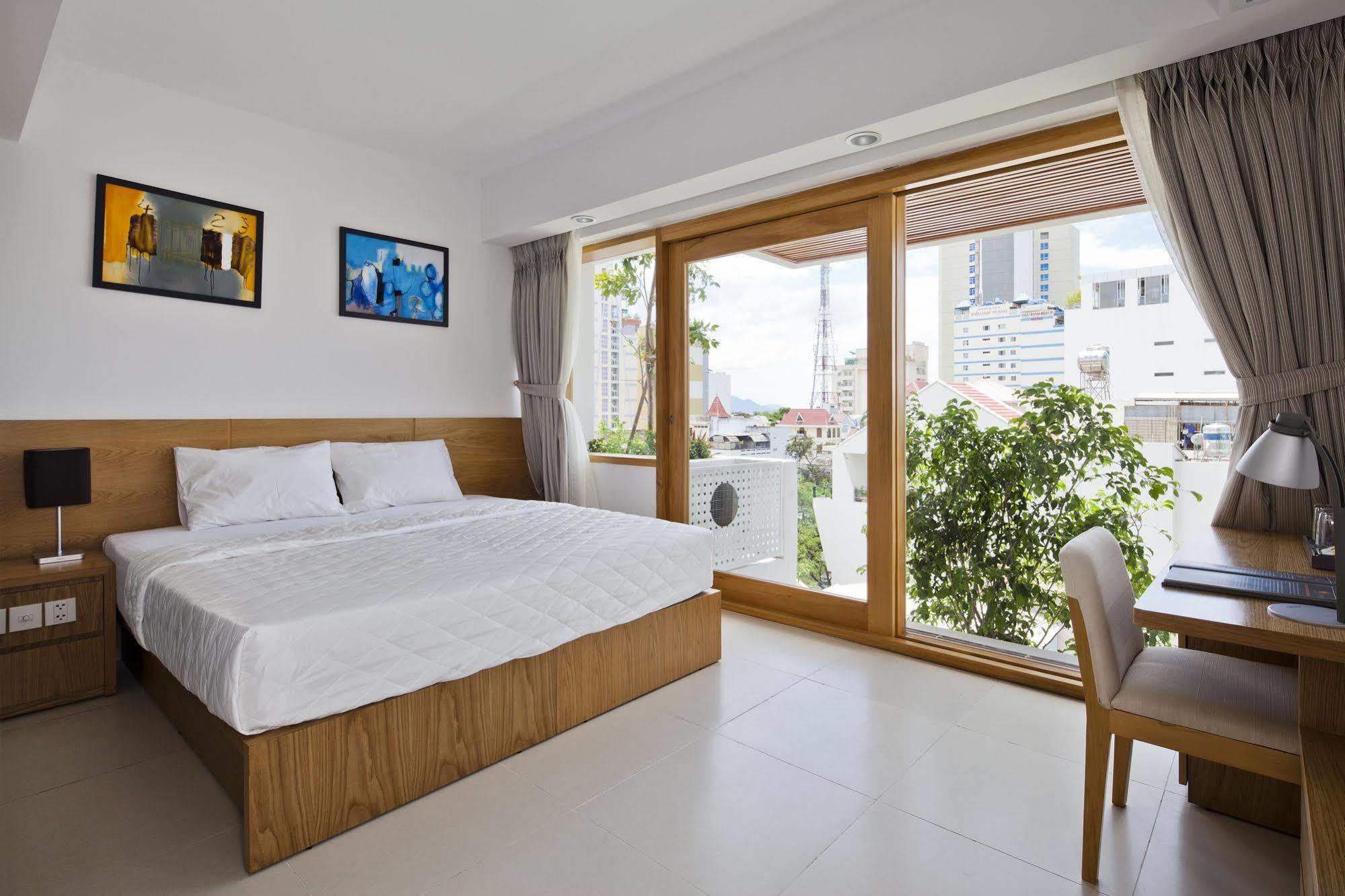 Holiday Hotel На Транг Екстериор снимка