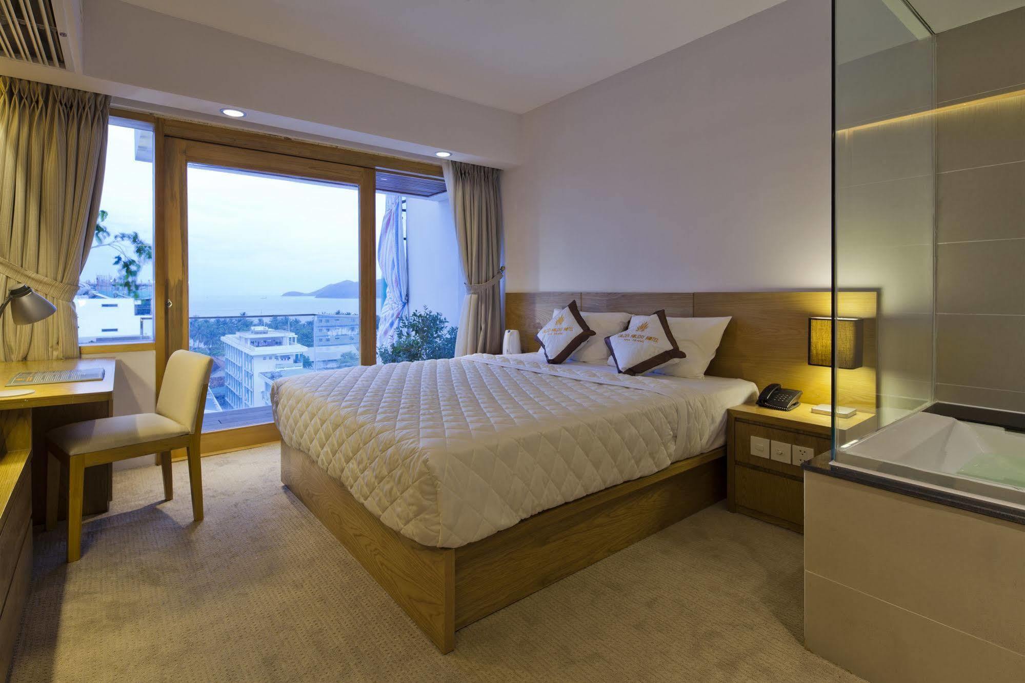 Holiday Hotel На Транг Екстериор снимка