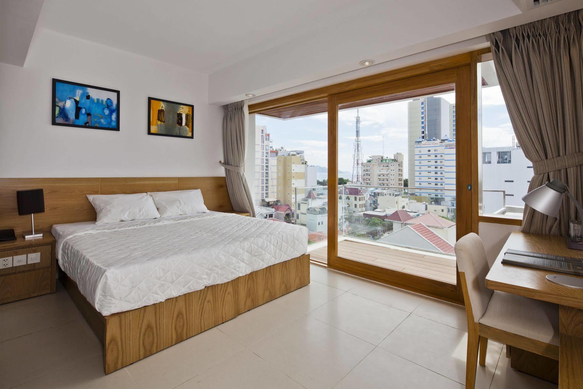 Holiday Hotel На Транг Екстериор снимка