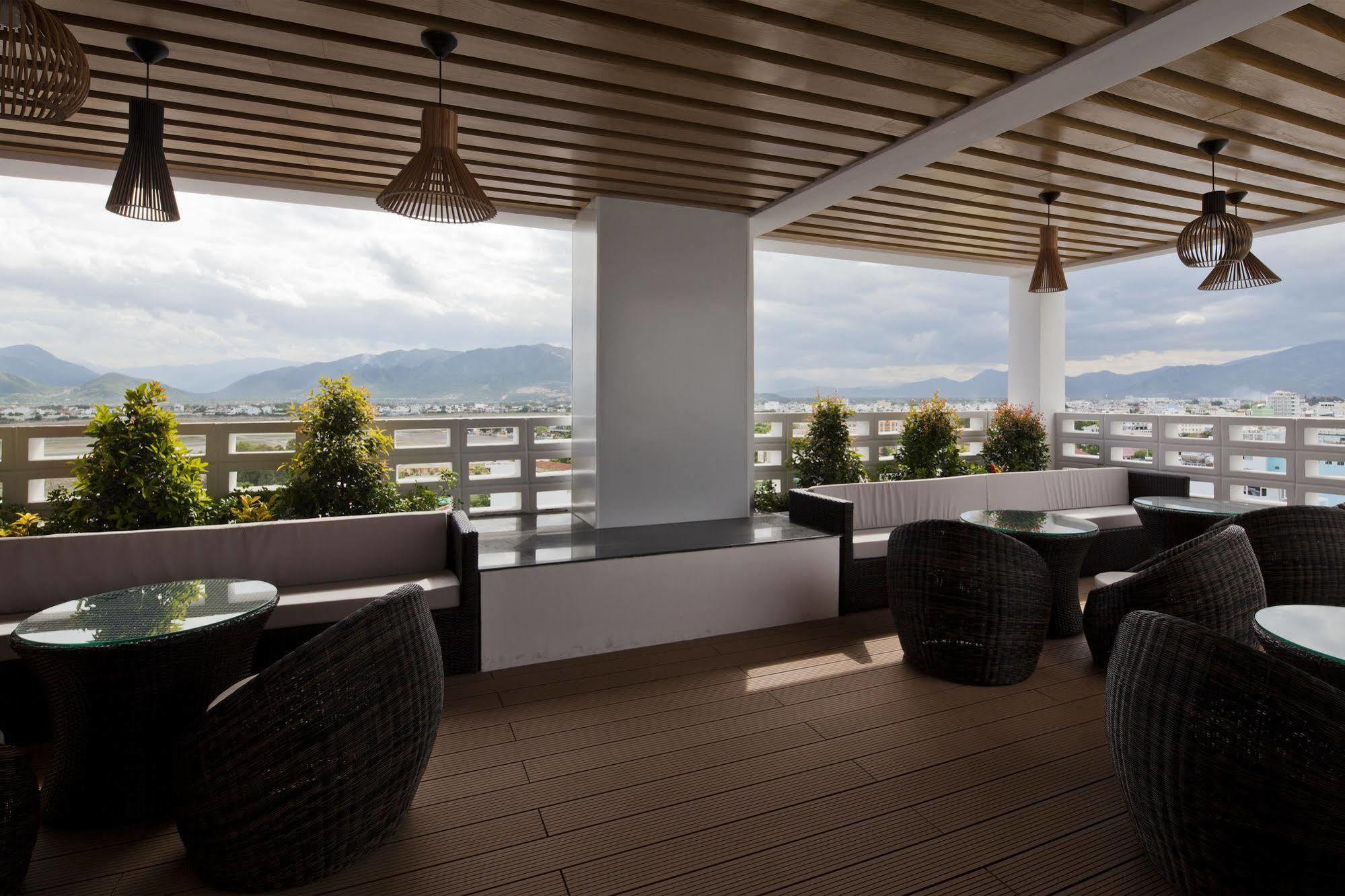 Holiday Hotel На Транг Екстериор снимка