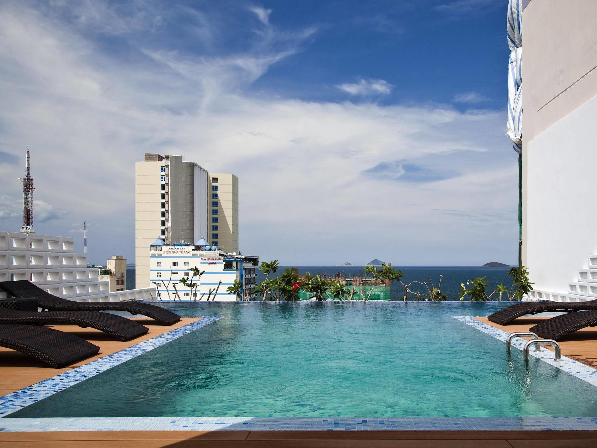Holiday Hotel На Транг Екстериор снимка