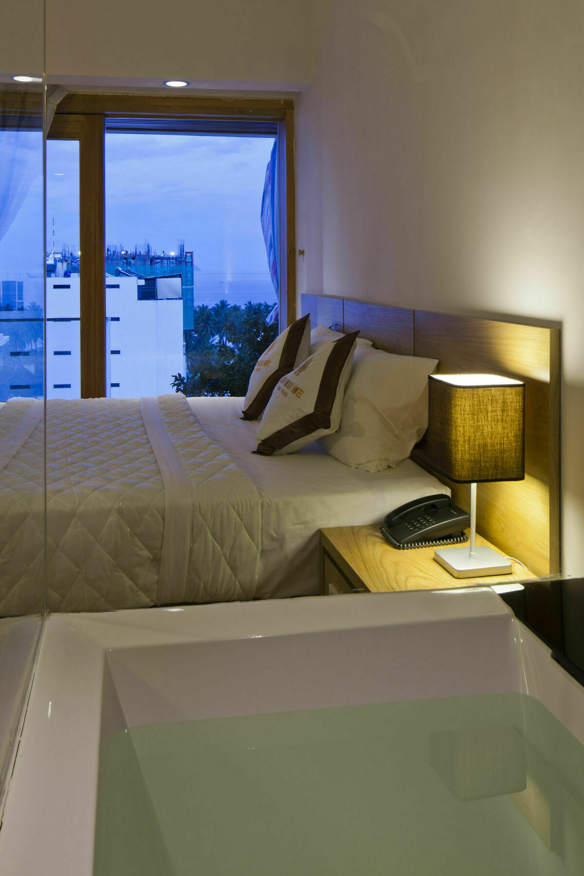 Holiday Hotel На Транг Екстериор снимка